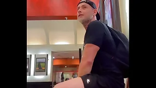 Mlk dotado me fudeu no banheiro do shopping&excl; Me deu leite na boquinha&excl;